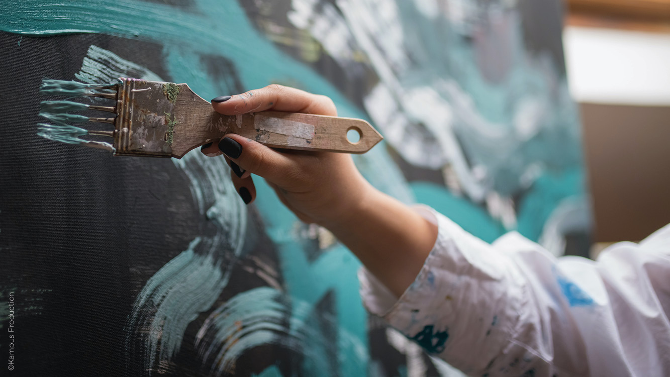 photo d'une main avec un pinceau peignant sur un mur