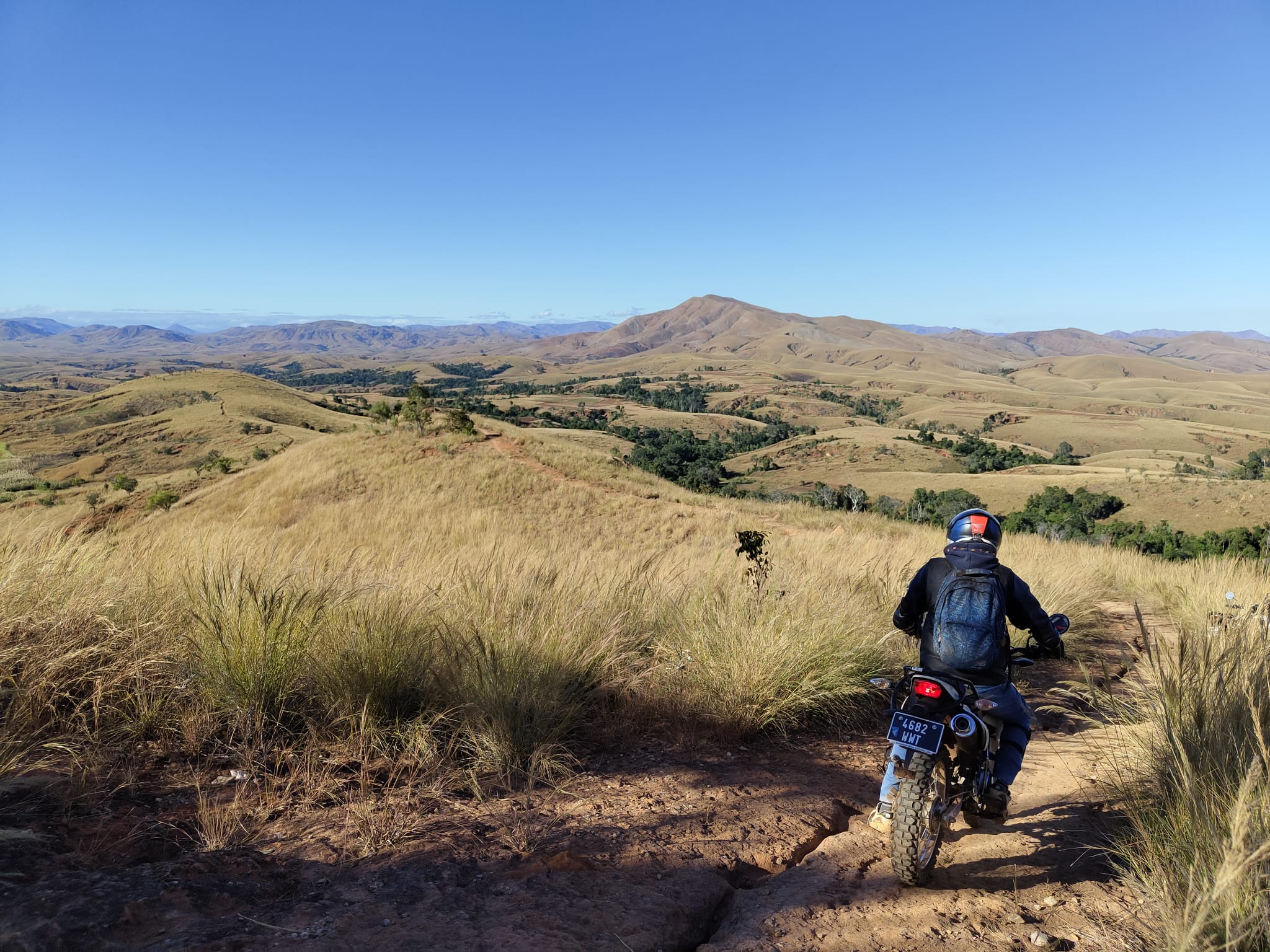 Moto_Ambaravanala La piste qui mène vers Ambaravaranala, avec la forêt en toile de fond