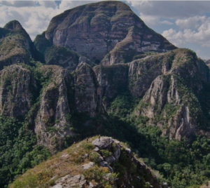 Photo de la région du Makay à Madagascar : massif montagneux avec forêts aux pieds